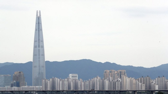 정부가 실거래 기획조사 과정에서 적발된 용산·강남 일대 부동산 의심 거래 66건에 대해 정밀 조사에 착수한다. 사진은 서울 송파구 잠실 아파트 단지 모습.<연합뉴스>